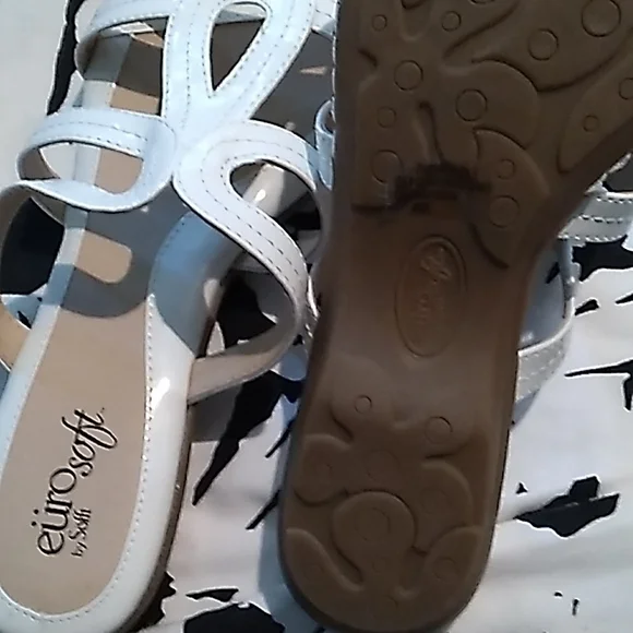 Eurosoft by Sofft size 8M White patent slip on sandal with small heal - Picture 3 of 3